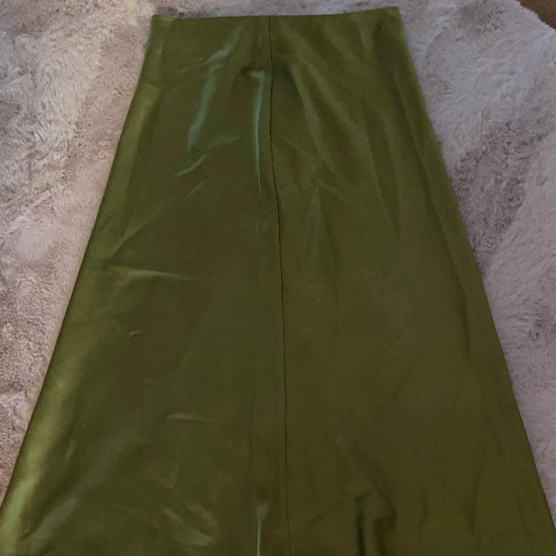 Säljer denna snygga olivgröna satin kjolen! Storlek S!😻