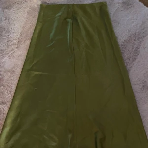 Säljer denna snygga olivgröna satin kjolen! Storlek S!😻 - Använd 1 gång! Väldigt bekväm. väldigt fin Olivgrön färg. Bra skick!