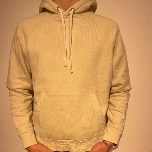 Vit hoodie - Riktigt snygg vid hoodie ifrån A Days March. Hoodie är knappt använd och i grymt skick 
