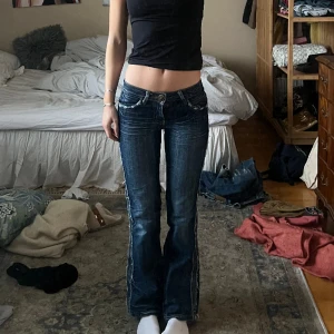 Lågmidjade jeans  - Lågmidjade utsvängda jeans med cool detalj på sidan och coola fickor! W26 L32🖤