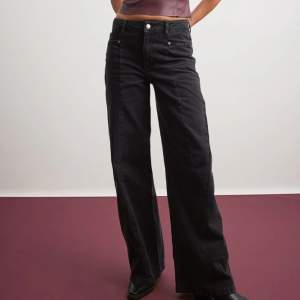 Vida jeans från NAKD i storlek 38, använda endast en gång. Säljer eftersom det inte riktigt är min stil. Mid/low waist. Modellen på bild har storlek 36.