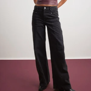Wide jeans midwaist NAKD - Vida jeans från NAKD i storlek 38, använda endast en gång. Säljer eftersom det inte riktigt är min stil. Mid/low waist. Modellen på bild har storlek 36.