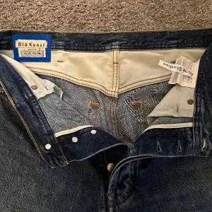 Perfekta jeans till farsatilen/Stockholmstilen för grabbarna. Jeansen är perfekta för valentions, arigatos samt andra låga sneakrs!  
