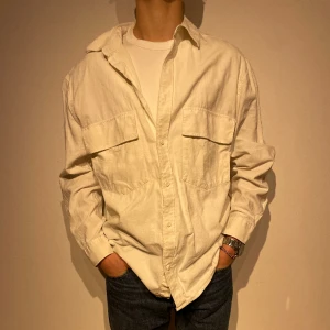 Snygg zara skjorta  - Riktigt snygg zara skjorta som är grym inför sommaren. Skriv vit ytterligare frågor 