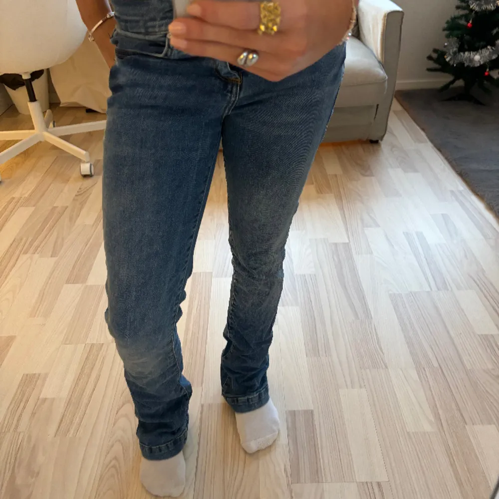 Säljer dessa fina jeans ifrån ltb. De är i modellen fallon❤️. Jeans & Byxor.