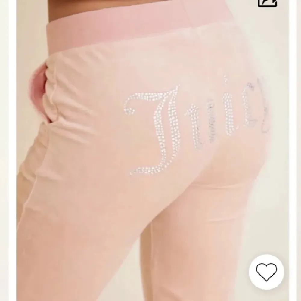 Säljer nu mina ljus rosa juicy byxor. Prislapp finns kvar!!. Jeans & Byxor.