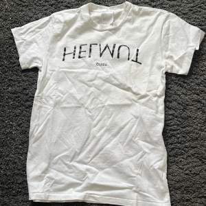 En fet Helmut Lang t-shirt. Knappt använd bara legat i garderoben. Storlek M