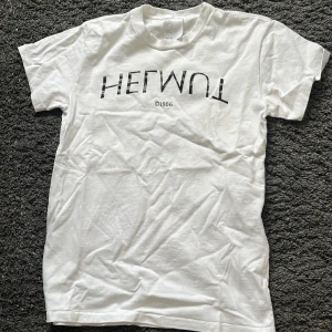 Helmut lang t-shirt - En fet Helmut Lang t-shirt. Knappt använd bara legat i garderoben. Storlek M