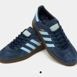 Adidas handball spezial - Säljer mina Adidas handball spezial i strl 40, passar mig som har 39. Endast använda en gång så superfint skick. Nypris: 1249 kr 💙
