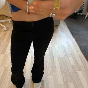 Lindex jeans - Säljer dessa fina bootcut jeans ifrån lindex barnavdelning. Storlek 164 vilket ungefär är xs. 