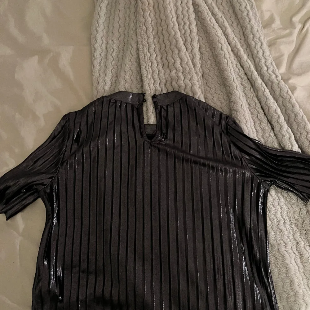 Säljer denna ”glittriga” tröja i storlek xs💖. Tröjor & Koftor.