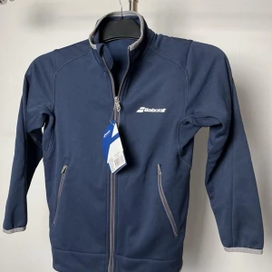 Babolat träningströja - Helt ny träningströja Babolat.  Storlek: 8-10 år, pojke.  Hämtas i Torslanda annars fraktar jag. 