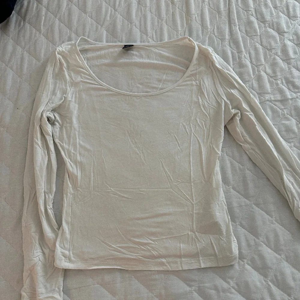 Två vita tröjor en lång och en kort , båda följer med , bra skick . Tröjor & Koftor.