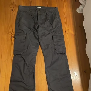 Cargo byxor från Gina  - Använda en gång. Lite åt det mörkgråa nästan svarta hållet 