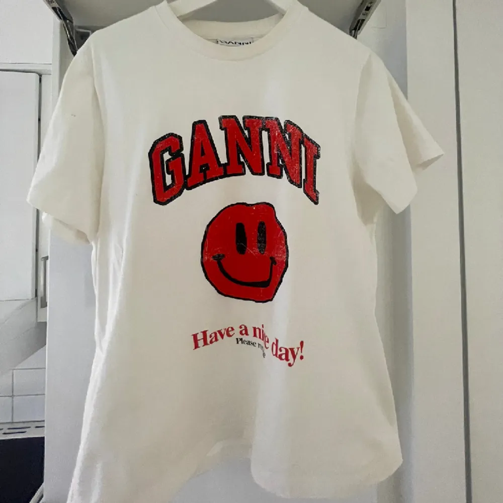 Super fin T-shirt från Ganni som ej kommer till användning! Köpt för 995kr på Gannis egna hemsida 🩷. T-shirts.