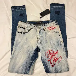 Jeans helt nya med prislapp, fina detaljer i storlek s passar även xs. Fler bilder finns.