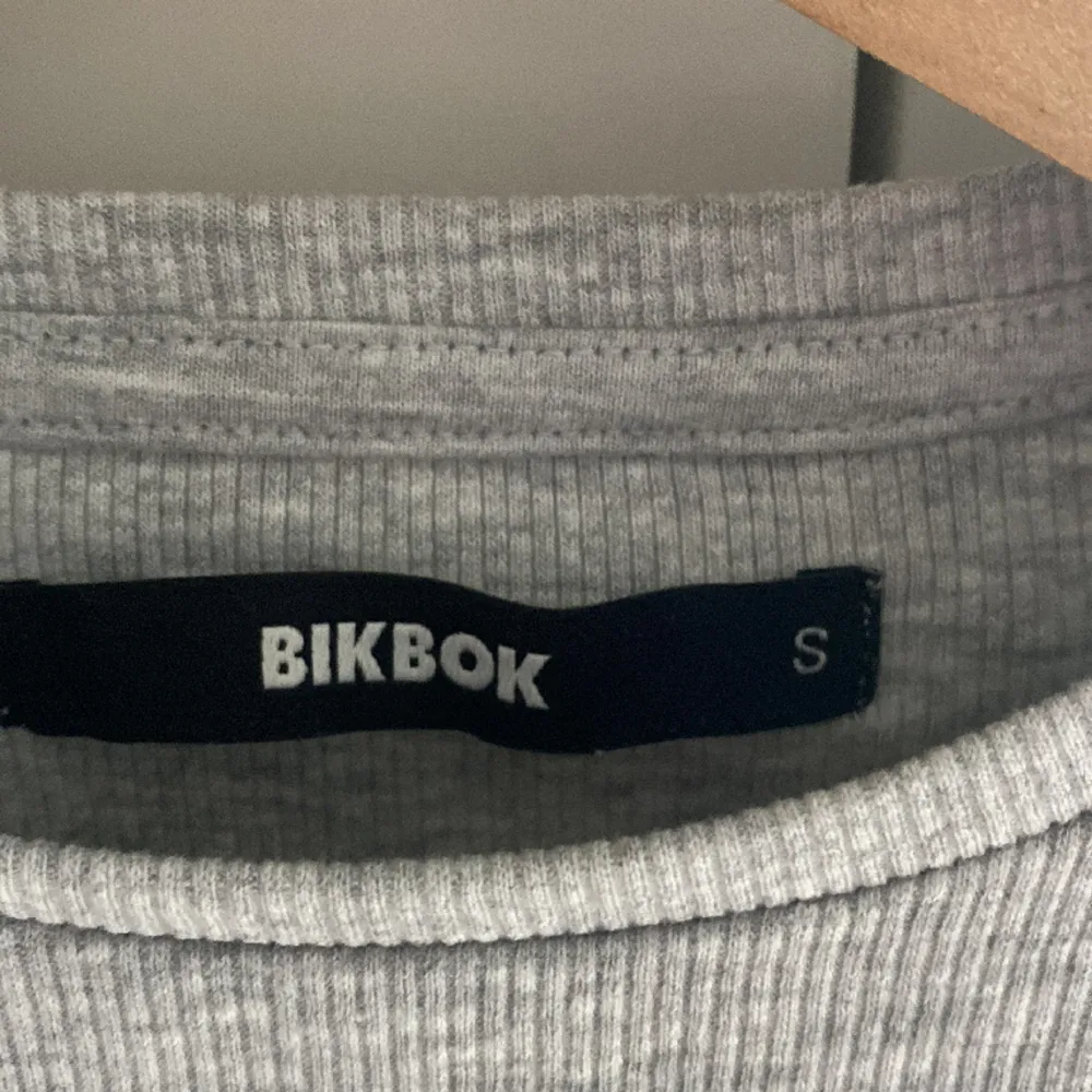En ljusgrå tröja från BikBok, aldrig använd! . T-shirts.