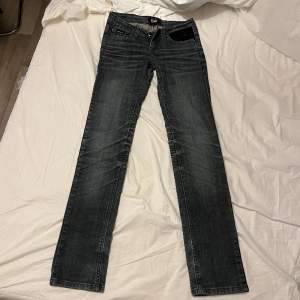 Vintage jeans i super skick, inga defekter med fina detaljer. Priset kan diskuteras vid snabb affär. Fler bilder finns.