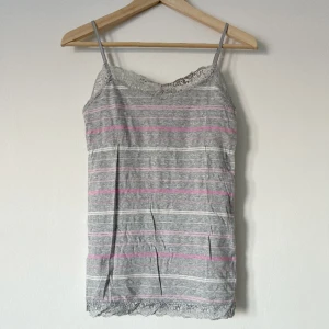 Spetstopp - Mycket bra skick. Storlek M (S). Använd gärna KÖP NU om du vill köpa.