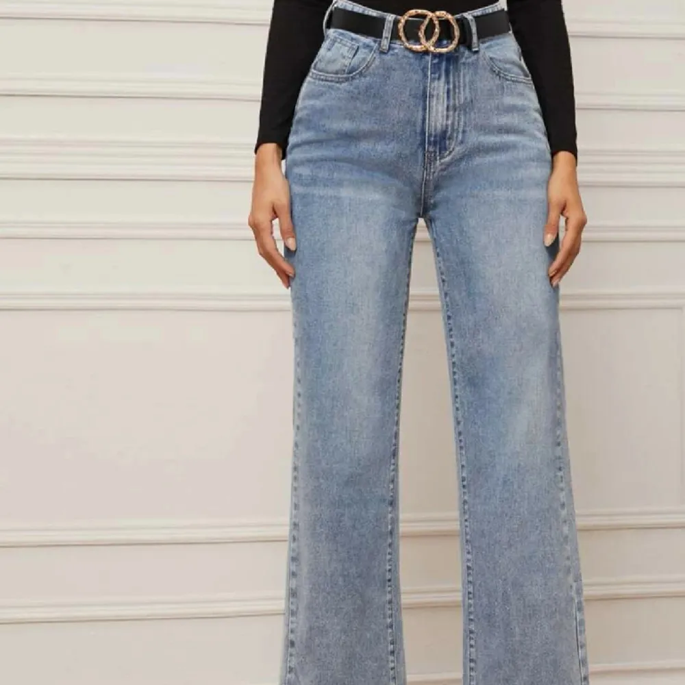 Snygga jeans i rak modell från shein i stl XS men passar även S! Använd ett fåtal gånger, i mycket gott skick! 🩵 Använd gärna köp nu knappen!. Jeans & Byxor.
