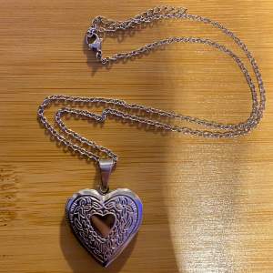 Säljer en jätte gullig heart pendant där man kan lägga in en bild Säljer för att jag har på mig guld inte silver
