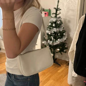 Gina väska - Super fin väska ifrån gina. Använd 1-2 gånger så väldigt fint skick. ❤️osäker på om denna finns kvar på deras hemsida.