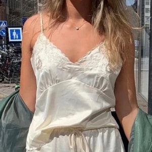 Snyggt linne - Säljer detta linne i storlek s/m som passar parfekt till fest eller vardags , ifrån zara💗