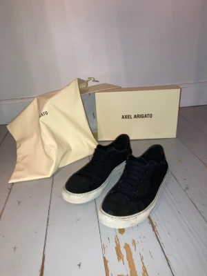 Arigato skor  - Arigato skor bra använda ni pris 2300 ca mitt pris 1000 går att sänka. 