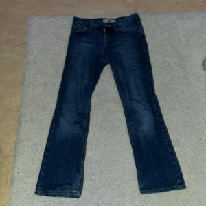 Lågmidjade bootcuts - Väldigt bra skick. Ganska tighta runt midjan.