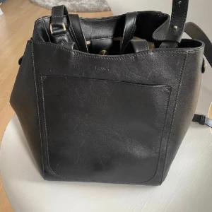 Filippa K väska  - Superfin Shelby mini bucket från Filippa K. Mycket fint skick. Nypris 4500kr. 
