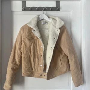 Beige höst/vinterjacka - Säljer nu min höst/vinterjacka från NA-KD i storlek 36. Använd fåtal gånger. 