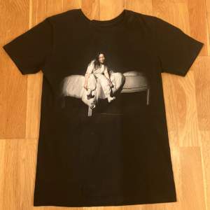 Billie Eilish t-shirt i storlek xs. Tröjan har inga defekter och har använts bara ett fåtal gånger. 