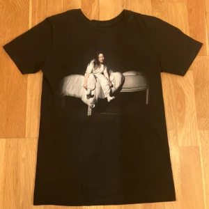 Billie Eilish Tröja - Billie Eilish t-shirt i storlek xs. Tröjan har inga defekter och har använts bara ett fåtal gånger. 