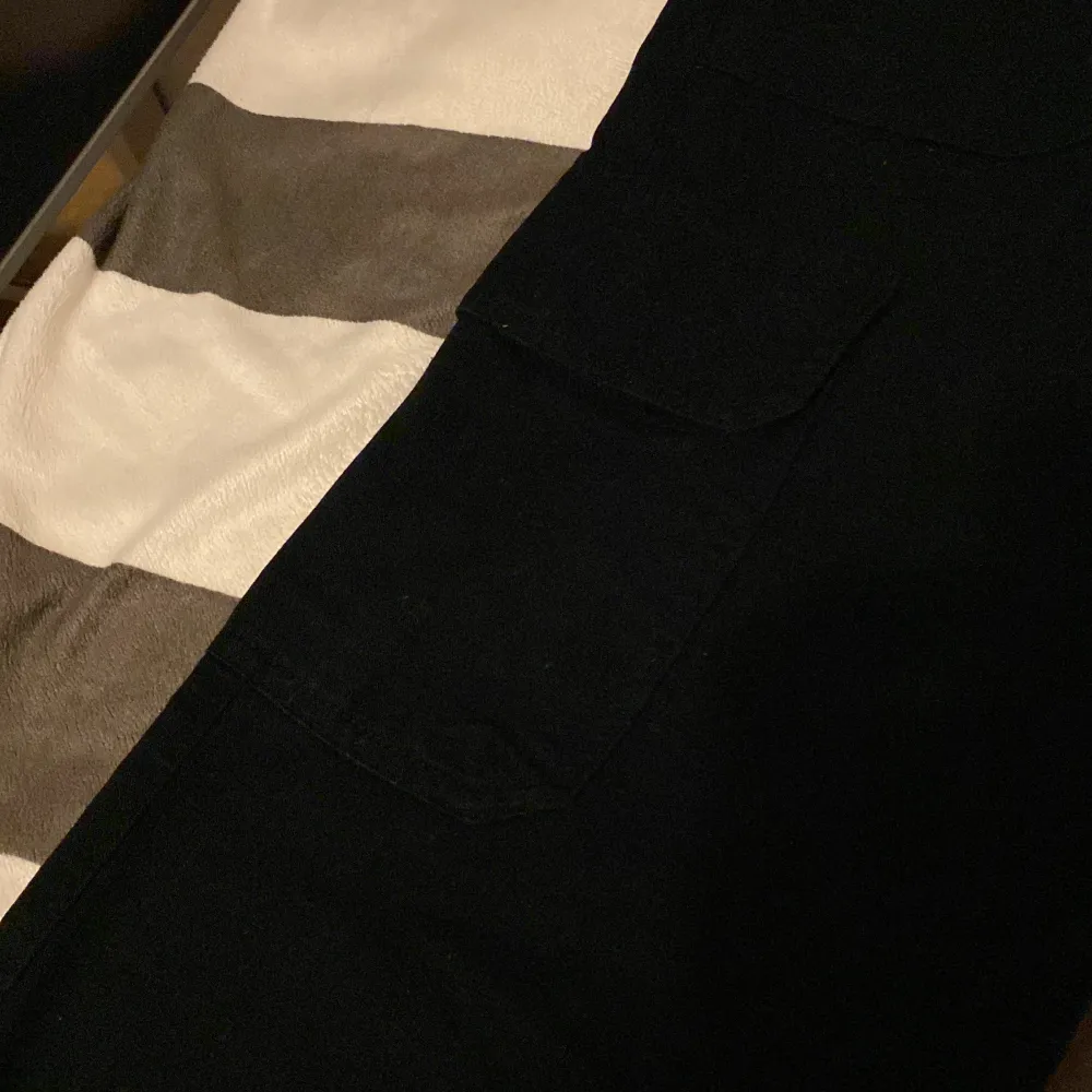 Cargo byxor ifrån Zara med 2 fickor på baksidan och 2 fickor vid låren. Helt nya , man kan känna det på materialet. För stora. Nypris Ca 400 . Jeans & Byxor.