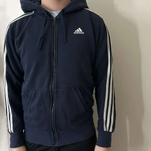 Adidas Zip-hoodie - Schyst marinblå tröja från Adidas. Bra skick!