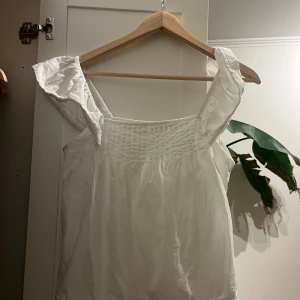 Söt blus - Söt vit blus, i nyskick! Perfekt till vår/sommar! Använd gärna ’köp nu’!