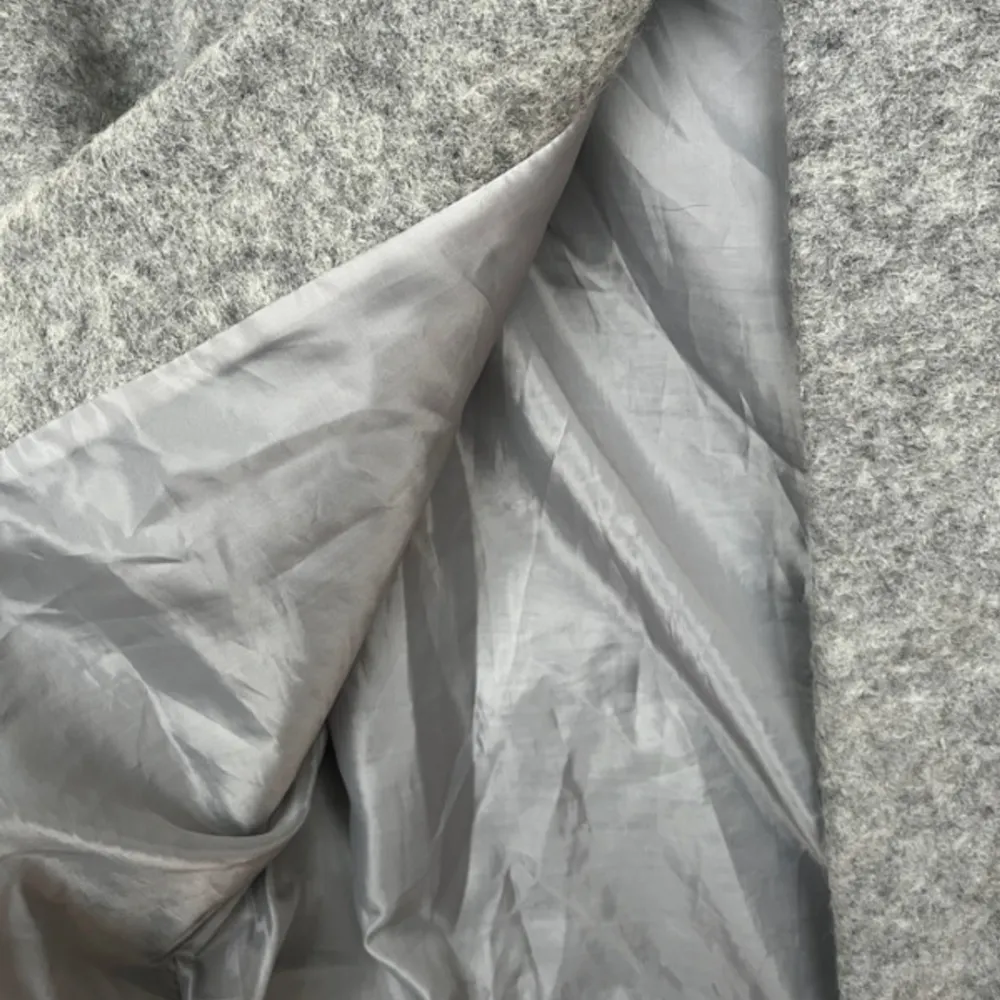 Säljer denna trekvartsärms kappa i nyskick. Storlek 36/38, grå i ylle.  Den är väldigt lätt i material, kan alltså användas under sommarkvällar☀️! (Skriv för bilder på)  . Jackor.