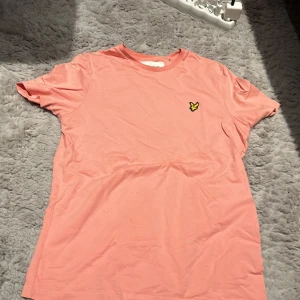 Lyle & scott t-shirt - Jag har bara testat den en gång då jag märkte att den inte passade så jag har inte haft på mig den men har ingen tagg