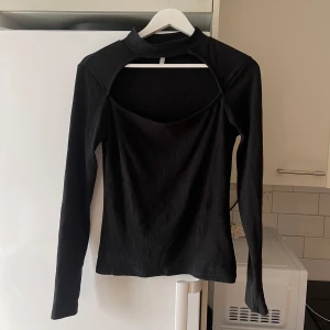 NLY Trend tröja  - Använd en gång så som ny, köptes på Nelly.com.