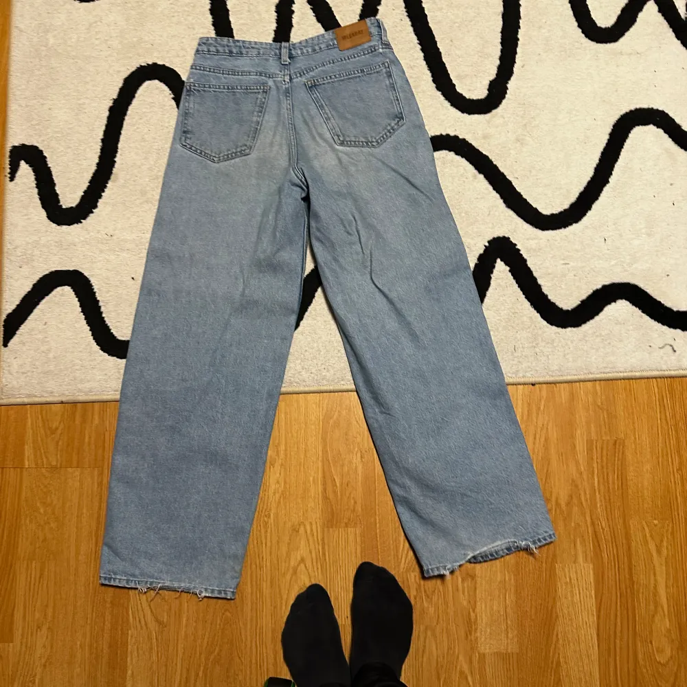 Säljer dessa jeans från weekday dom är i rätt så bra skick förutom det du ser på bilden dom är storlek 24 säljer dom för 250kr. Och dom är bagy. Jeans & Byxor.