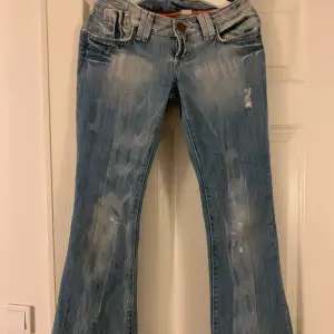 Ett par jätte snygga jeans jag köpt på plick men inte fåt så mycket användning av då de tyvärr är förstora för mig. ( står inget märke )
