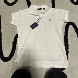 Gant piké  - Säljer den aldrig använt den har lappar kvar. Den är också äkta. Den är i storlek 142/156. Säljer den för 250kr. 