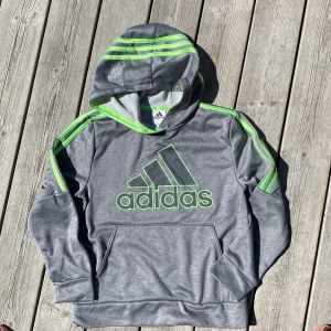 Hoodie Adidas - Hoodie adidas grå i väldigt bra skick. 10-12 år men jag skulle säga att den passar från 8 år. Mycket bra skick