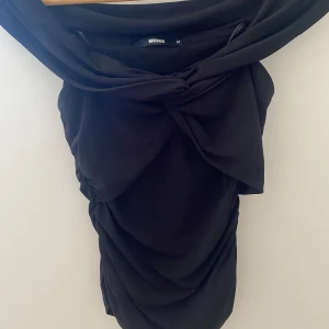 Svart top storlek M - En svart top från bik bok. Storlek M 