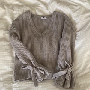 Stickad tröja  - Säljer en stickad tröja från Linn ahlborgs kollektion med nakd💞 Sparsamt använd!