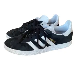 Adidas gazelle skor i fint använt skick! Storlek 42 
