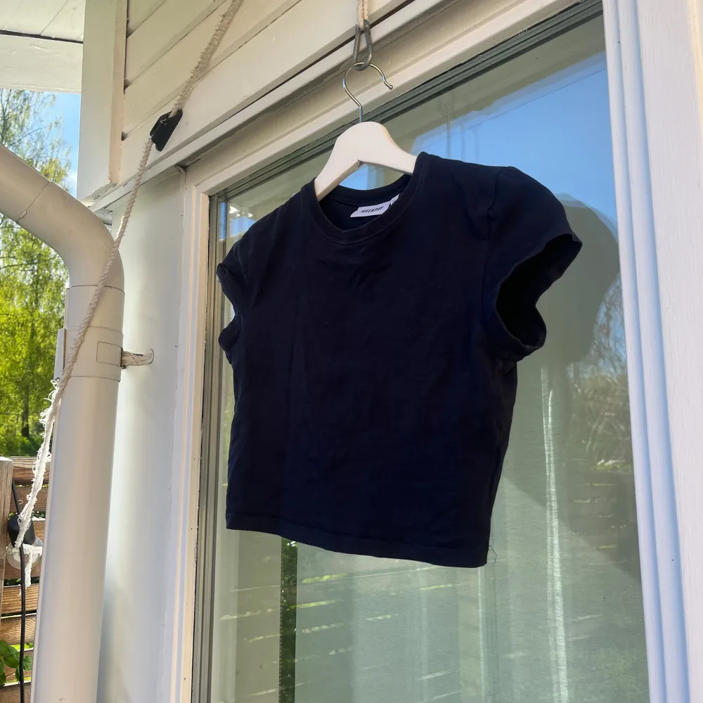 Kroppad tshirt från weekday  Pris 50kr Färg: marinblå. T-shirts.