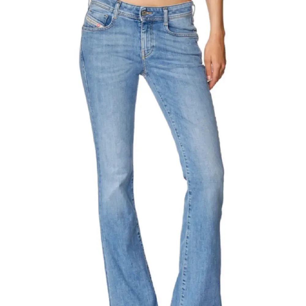 Säljer mina favvo diesel-jeans då jag har 2st, storlek 27/32. Perfekt i längden 😍500kr, low-waist bootcut!. Jeans & Byxor.