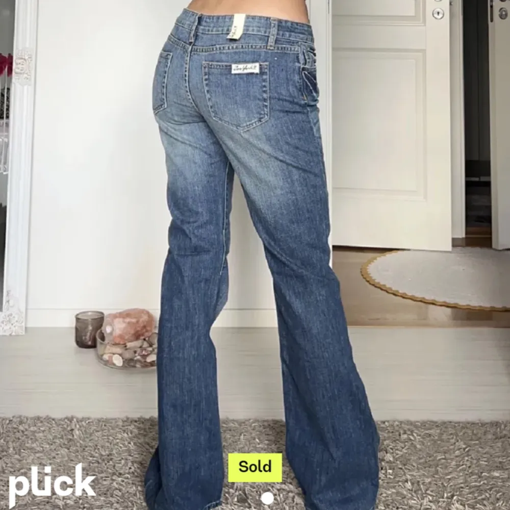Säljer dessa otroligt snygga jeans som är köpta här på Plick, endast testade då de inte passade Midjemått: 36cm rakt över, innerbenslängd: 80cm Modellen low waist flare (Tidigare säljarens bild). Jeans & Byxor.