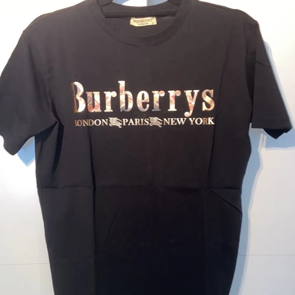 Tjena, säljer en burberry tshirt. Inte använd,(inte äkta) vid frågor eller funderingar så är det bara att höra av sig 👍😁 /D. T-shirts.